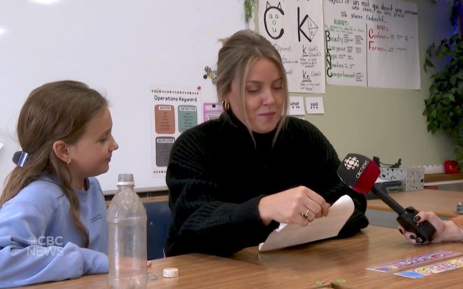 A carta, escrita por Makenzie Van Eyk para um projeto escolar em 1998, acabou chegando às mãos de sua filha, Scarlet, criando uma conexão emocionante entre passado e presente (Foto: Reprodução/CBC)