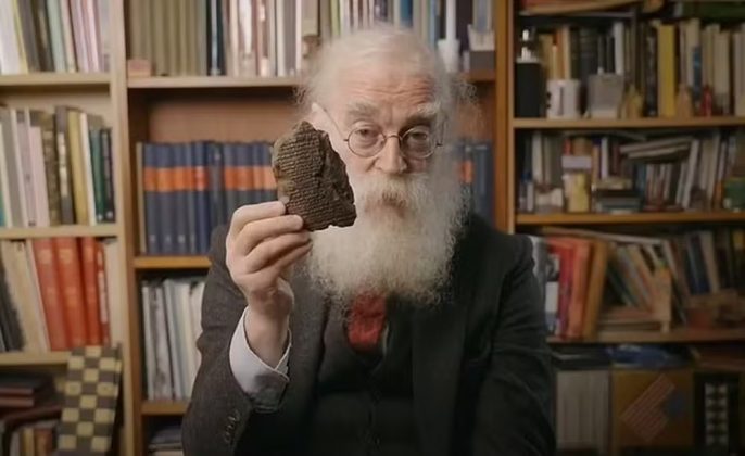 A descoberta foi feita por Irving Finkel, assiriologista britânico e curador do Museu Britânico (Foto: Reprodução/The British Museum)