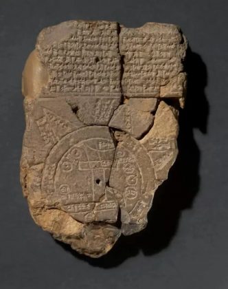 O pesquisador acredita que o Imago Mundi oferece instruções sobre como chegar à montanha Urartu, onde a arca de Ziusudra ficou presa após o dilúvio (Foto: Reprodução/The British Museum)