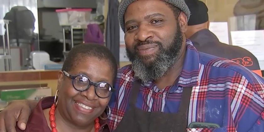 Após realizar um teste genético, Hunter descobriu que Lenore Lindsay, a proprietária da padaria local, era sua mãe (Foto: Reprodução/ABC 7 Chicago)