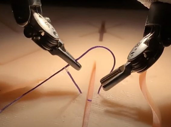 Novo robô cirurgião usa Inteligência Artificial para "imitar" movimentos humanos em cirurgias (Foto: Reprodução/Johns Hopkins University)