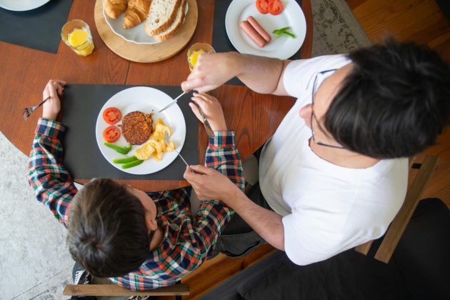 Os pais o levaram ao hospital, onde descobriram que seus nervos ópticos estavam atrofiando devido à falta de nutrientes essenciais (Foto: Pexels)