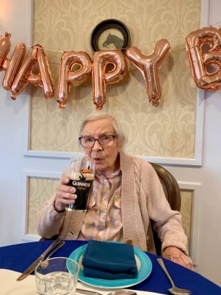 Mulher de 105 anos revela seu segredo para uma vida longa e feliz: "Beba cerveja e não case" (Foto: Sandfields Care Home/Facebook)