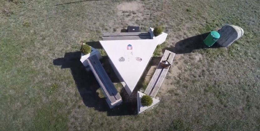 A mesa triangular, localizada no parque Szoborpark, marca a fronteira entre Áustria, Hungria e Eslováquia (Foto: Reprodução/YouTube)