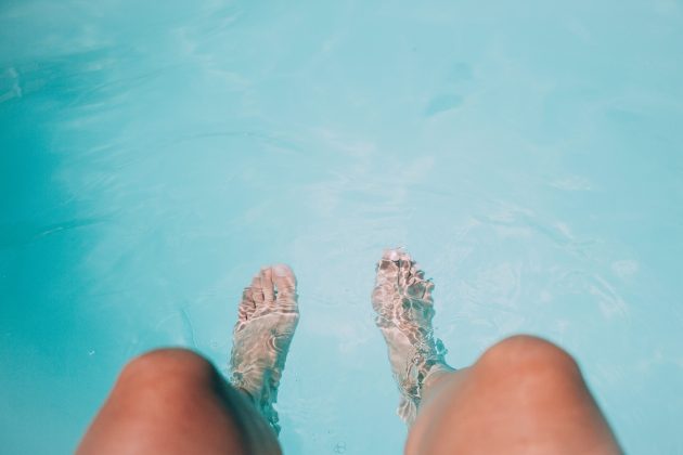 Ela remove resíduos de produtos de higiene, suor e germes, evitando que contaminem a piscina e causem reações químicas prejudiciais (Foto: Pixabay)