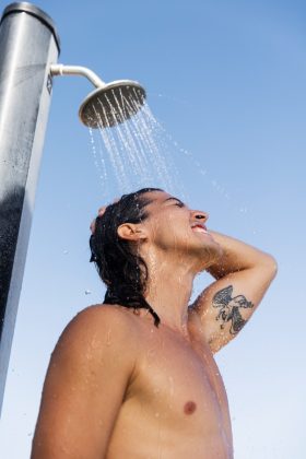 A verdadeira razão pela qual devemos tomar uma ducha antes de entrar na piscina (Foto: Freepik)