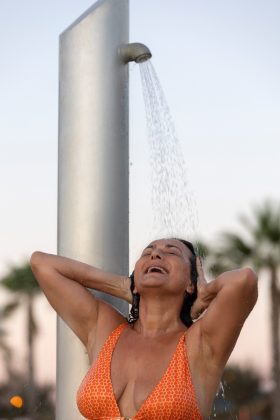 Além de ser um ato de cortesia, a ducha é crucial para manter a qualidade da água (Foto: Freepik)