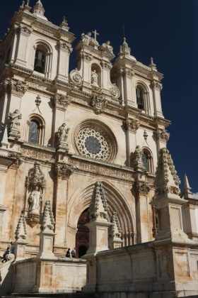 O Mosteiro de Alcobaça, em Portugal, é repleto de histórias fascinantes. Uma delas envolve a chamada “porta pega gordos” (Foto: Pexels)