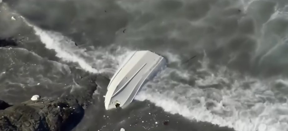 O barco virou, e Jude e sua família lutaram para se manter à tona em águas agitadas (Foto: Reprodução/CBS)