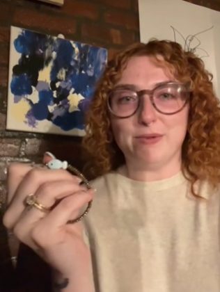 Uma mulher italiana se aproximou de Shelby e lhe deu de presente uma pulseira com um pingente de peixe azul (Foto: Reprodução/TikTok/@shellzzii)