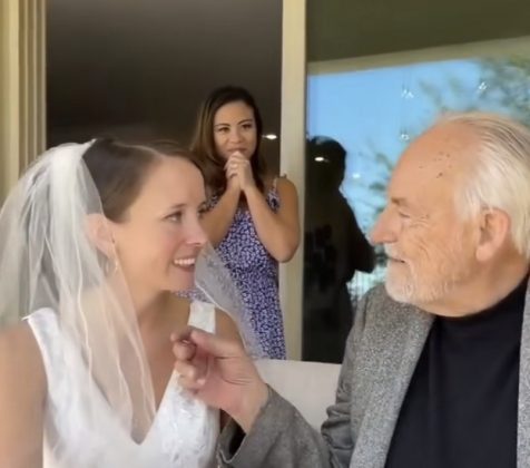 Ao ver a filha com o vestido branco, o pai a reconheceu e perguntou: “Você está tão linda! É seu casamento?” (Foto: Reprodução/TikTok)