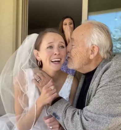 Julia foi surpreendida ao ser reconhecida pelo pai, diagnosticado com Alzheimer, no dia do seu casamento (Foto: Reprodução/TikTok)