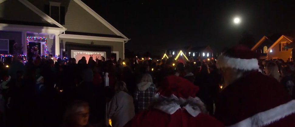 Amigos e vizinhos se reuniram em frente à casa de Tracy para cantar canções natalinas (Foto: WWBT)