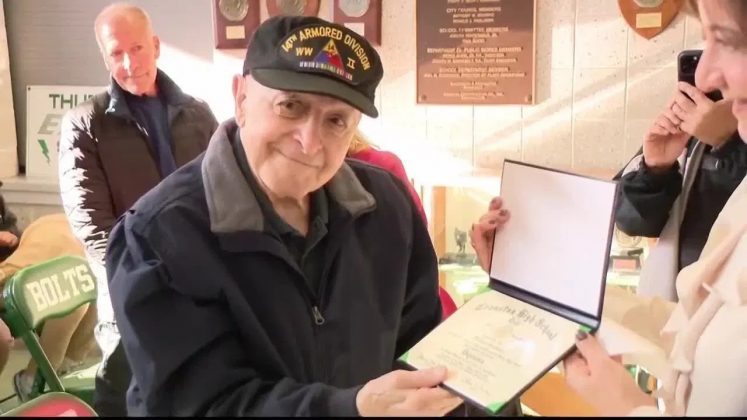 Anthony Simeone, de 98 anos, recebeu seu diploma de ensino médio 80 anos após abandonar os estudos para trabalhar (Foto: Reprodução/WJAR)