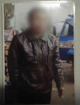 Diante das novas informações, Li Haiyu se mudou para a cidade do assassino, onde iniciou conversas disfarçadas com um homem chamado Yi Mouhua, suspeitando que ele era Yi Mouqing (Foto: Reprodução/YouTube/Notícias de Pequim)