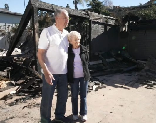 Casal casado há 6 décadas perde casa em incêndio na Califórnia, mas encontra álbum de casamento intacto (Foto: Reprodução/NBC News)