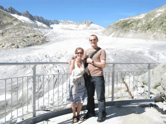 Em 2009, Duncan e Helen Porter visitaram a geleira de Rhône e registraram uma imagem com o gelo abundante ao fundo (Foto: Reprodução/X)