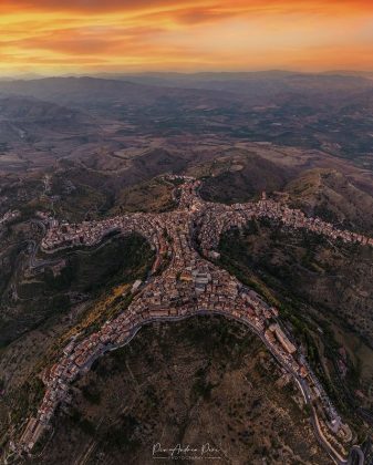 Centuripe é uma pequena vila italiana com quase seis mil habitantes. Vista do alto, possui um formato impressionante: suas ruas e construções se assemelham ao corpo humano (Foto: Reprodução/Instagram/@pioandreaperi)