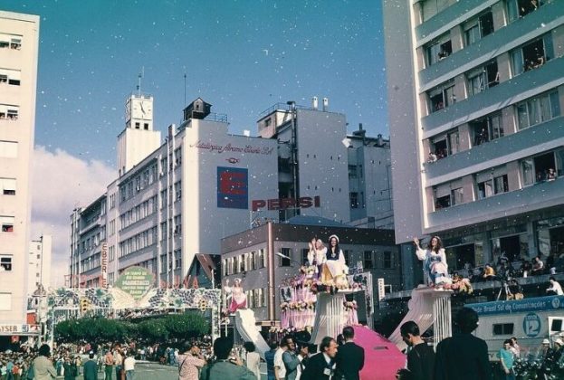 Embora as TVs coloridas já existissem desde os anos 50, no Brasil a primeira transmissão em cores foi apenas em 1972, durante a Festa da Uva em Caxias do Sul. (Foto: Reprodução/TV Difusora)