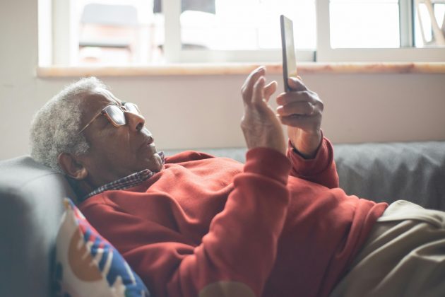 Estudo publicado na revista Nature Human Behaviour revelou que o uso da internet pode estar associado a uma diminuição significativa nos sintomas de depressão entre esse grupo etário (Foto: Pexels)