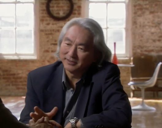 O físico teórico Michio Kaku acredita que a viagem no tempo deixou de ser ficção científica e se tornou um problema de engenharia (Foto: Reprodução/YouTube)