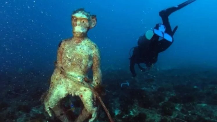 Pescadores de Icapuí, no Ceará, encontraram uma estátua de concreto em forma de macaco no fundo do mar, a 16 quilômetros da costa (Foto: Labomar-UFC/Mar do Ceará/SEMA)