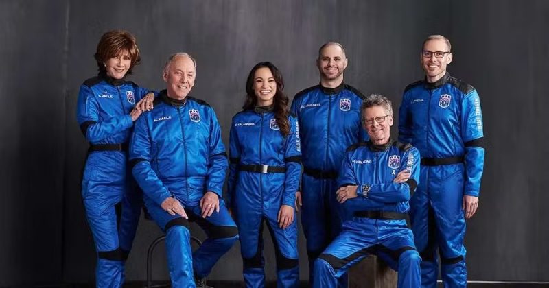 Além de Marc e Sharon Hagle, a missão NS-28 também contava com Emily Calandrelli, Austin Litteral, James (J.D.) Russell e Henry (Hank) Wolfond (Foto: Reprodução/Blue Origin)