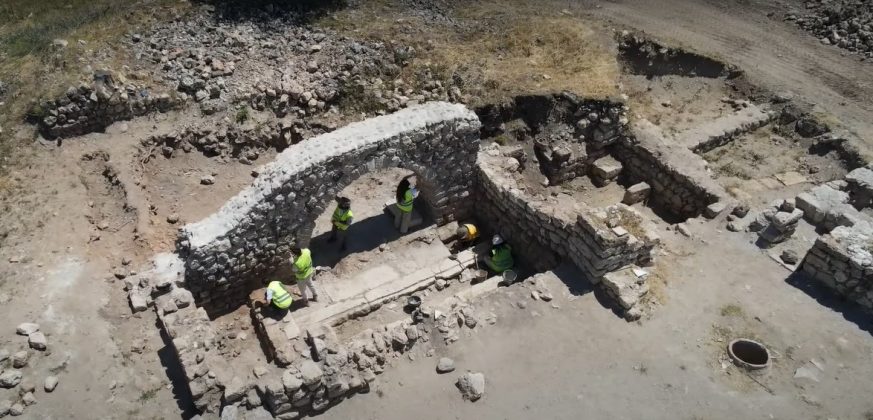 Ersin Celikbaş, arqueólogo da Universidade de Karabuk, relacionou a descoberta à presença de uma unidade de cavalaria na área (Foto: Reprodução/KBÜ MÍDIA)