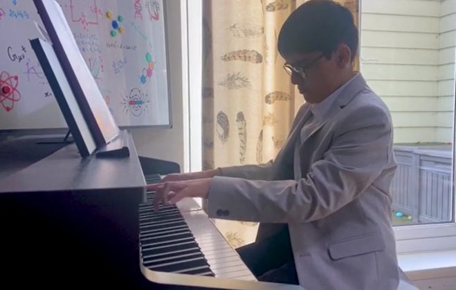 Aos 10 anos, o menino já é um talentoso pianista e vencedor de prêmios musicais (Foto: Reprodução/YouTube)