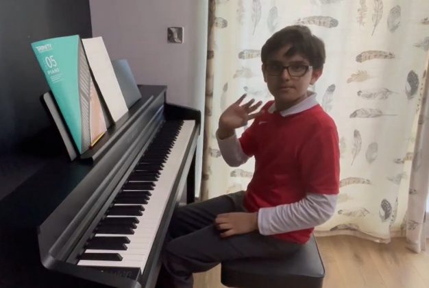 Krish Arora, um menino de 10 anos do Reino Unido, obteve 162 pontos no teste de inteligência, colocando-o no top 1% dos gênios do mundo (Foto: Reprodução/YouTube/@lypco)