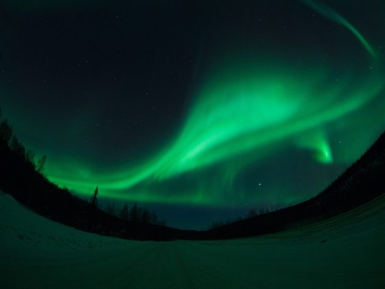 Apesar da escuridão, há um brilho suave do crepúsculo em algumas horas do dia. Além disso, as auroras boreais iluminam o céu, criando um espetáculo de cores durante as noites claras (Foto: Pixabay)