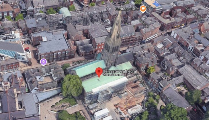 Arqueólogos descobriram 123 ossadas em um enterro coletivo nos jardins da Catedral de Leicester, na Inglaterra (Foto: Reprodução/Google Maps)