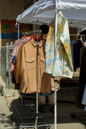 Germes podem sobreviver nas roupas por até 200 dias, especialmente em tecidos sintéticos e ambientes úmidos (Foto: Pexels)