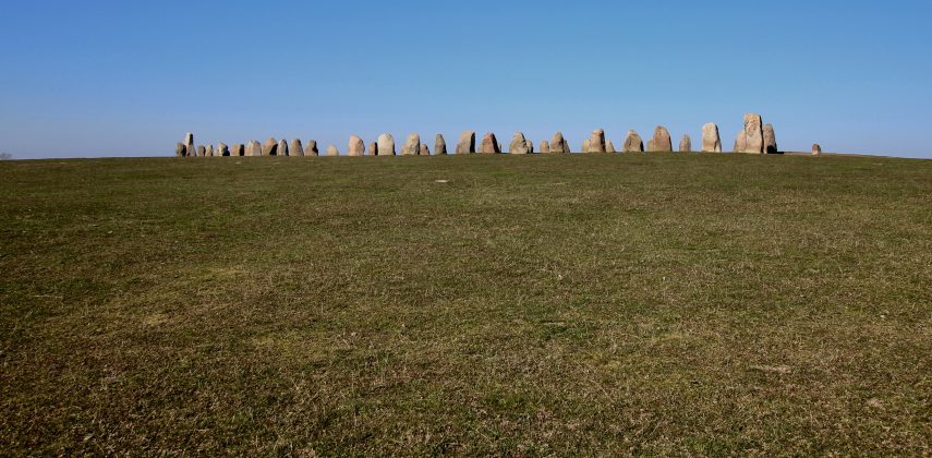 Dois dos objetos, com aparência semelhante ao ferro, intrigaram os pesquisadores porque datam de aproximadamente 1.500 a.C., muito antes do início da Idade do Ferro, em 850 a.C. (Foto: Unsplash)