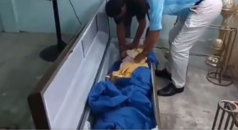 Sua família já havia se reunido para um velório realizado numa funerária, em 9 de junho, horas após Montoya ser declarada morta pelos médicos pela primeira vez. (Foto: YouTube)