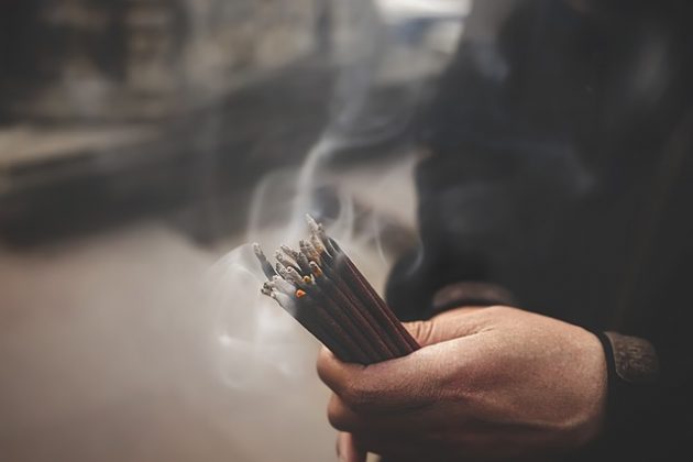 A fumaça do incenso pode ser até mais prejudicial que a do cigarro. (Imagem: pixabay)