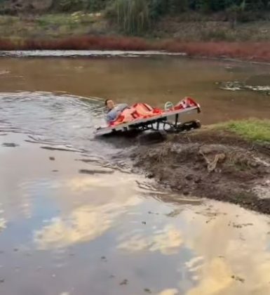 O projeto foi pensado para enfrentar terrenos difíceis, como barro e rampas. (Imagem: reprodução Instagram)