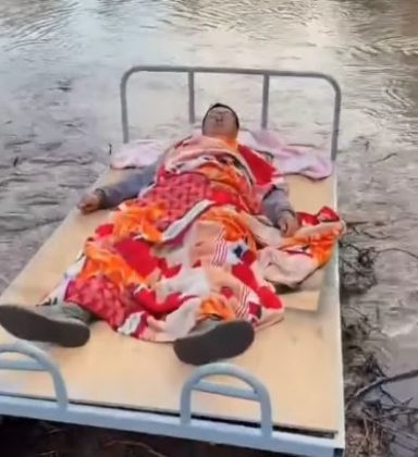 Um homem de Yunnan criou uma cama motorizada para ir à escola deitado. (Imagem: reprodução Instagram)