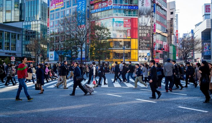 Em cidades como Tóquio, onde o ritmo frenético e a superlotação tornam os espaços públicos movimentados e os transportes lotados parte do cotidiano (Foto: Unsplash)