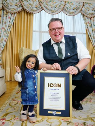 Jyoti, de 30 anos, é atriz e influenciadora, conhecida por seu papel em American Horror Story e por sua estatura devido à acondroplasia (Foto: Guinness World Records)