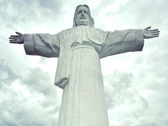 A estátua está no topo de um monte nos arredores do Lago Toba, em Samosir. (Foto: Divulgação)