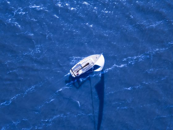 Um iate de luxo naufragou no Mar Vermelho, na costa do Egito, nesta segunda-feira, 25, enquanto realizava uma viagem de mergulho (Foto: Unsplash)