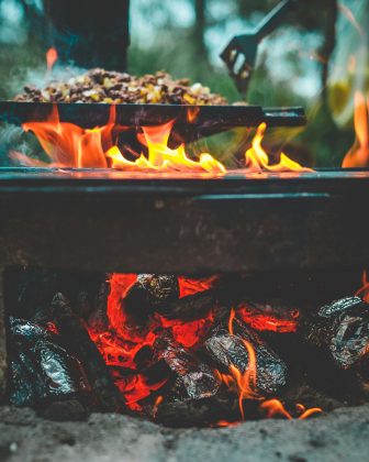 . No caso da carne-seca, a desidratação e o uso de sal criam um ambiente hostil para os micróbios, permitindo sua conservação mesmo sob o calor do interior do Brasil (Foto: Unsplash)