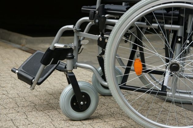 Pessoas com paraplegia enfrentam obstáculos pela falta de equipamentos adequados no Brasil. (Imagem: pixabay)