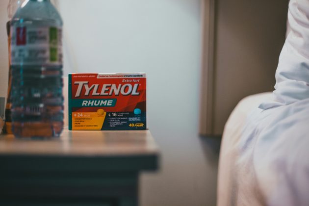 Conhecido como Chicago Tylenol Murders, o caso envolveu a contaminação de cápsulas de Tylenol com cianeto, causando a morte de sete pessoas (Foto: Unsplash)