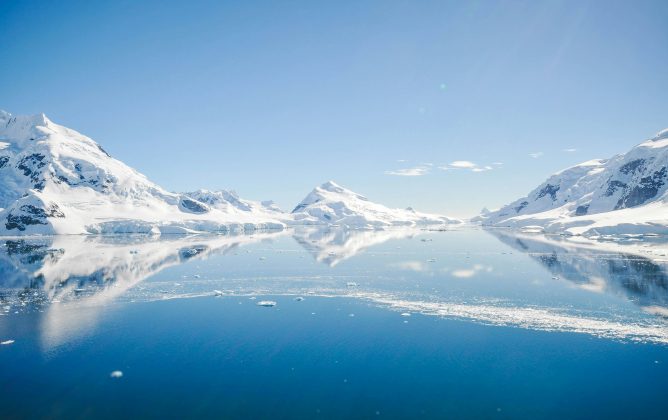 Segundo Simões, o diferencial desta missão está na tentativa inédita de navegar tão próximo da costa antártica, alcançando locais ainda pouco explorados (Foto: Unsplash)