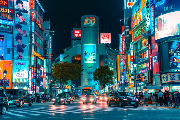 Redes de lojas como a Urban Research, em Osaka, disponibilizam sacolas transparentes para que os clientes sinalizem se preferem ser atendidos ou fazer compras de forma independente (Foto: Unsplash)