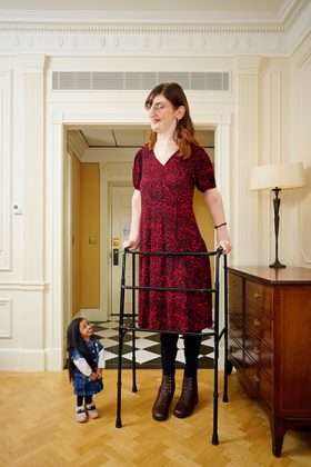 Rumeysa Gelgi tem 2,15 m e Jyoti Amge tem 63 cm. A diferença de altura entre elas é de cerca de 1,52 m (Foto: Guinness World Records)