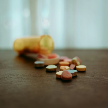 Adulteração de remédios com cianeto nos anos 80 levou a mudanças globais na proteção de produtos (Foto: Unsplash)