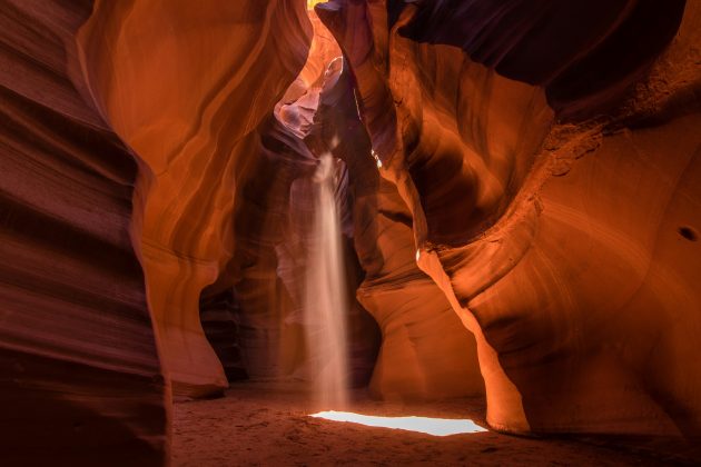 Quando atingem a atmosfera da Terra, eles criam uma "chuva" de partículas que pode ser detectada na superfície (Foto: Unsplash)